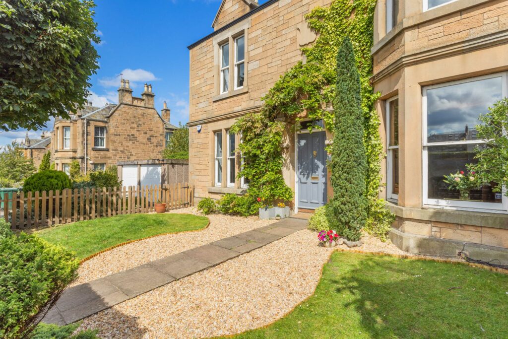 33 Duddingston Park, Edinburgh, EH15 1JU